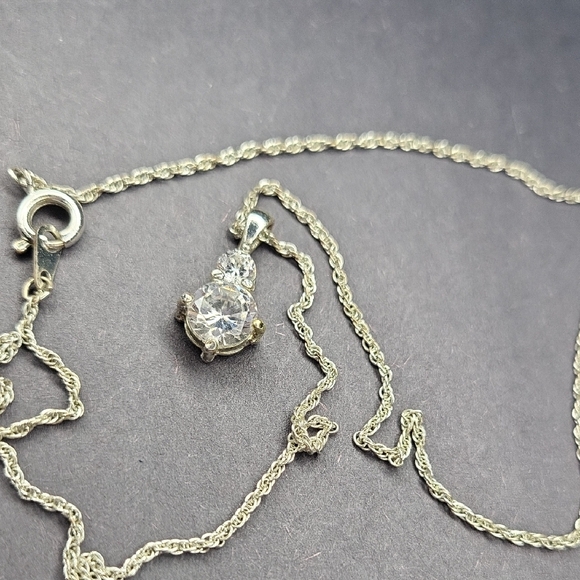 Jewelry - Elegant Silver Pendant Necklace